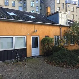  Gasthuis In Quiet Yellow Courtyard Denemarken